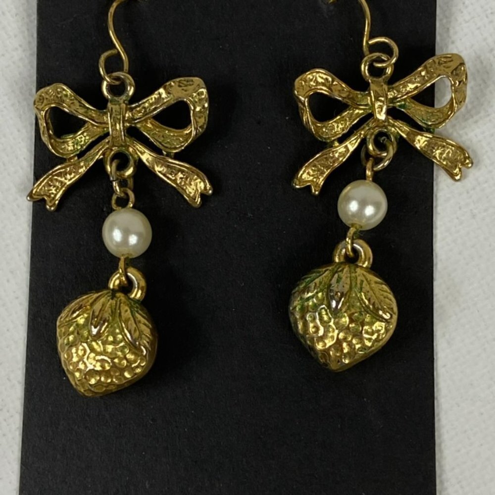 Vintage gold strawberries, bows and pearls dangle earrings - Picture 6 of 7